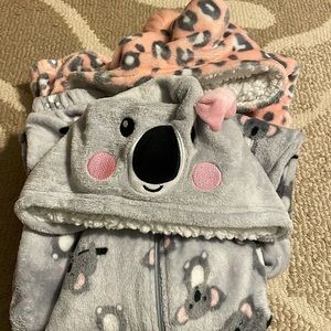 (2) adorable soft girls pajamas 💗